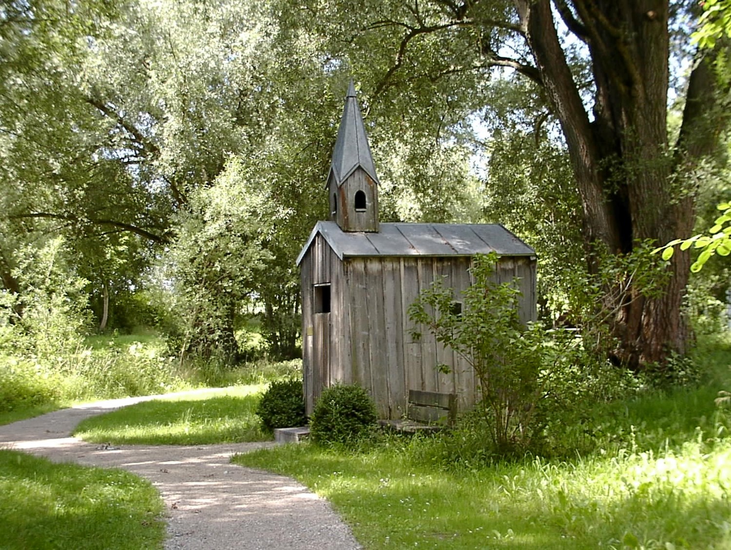 Dicht an der Straße von Erding nach Berglern stand vor dem ersten Haus von Glaslern auf der linken Straßenseite und zwischen hohen Nadelbäumen eine hölzerne Kapelle. Sie wurde im Jahre 1989 nach der genauen Vermessung abgetragen und 1990 im Bauernhausmuseum Erding wieder aufgestellt.