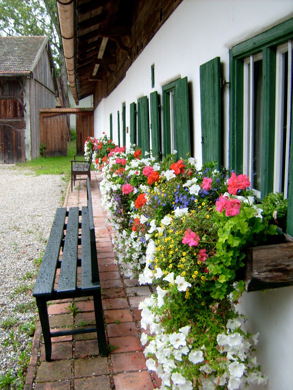 Das um 1790 erbaute Wohnstallhaus wird im Zustand von 1930 gezeigt. Der Stall mit dem „böhmischen Gewölbe“ ist an Hand von Vergleichsbeispielen und historischen Bauplänen rekonstruiert und gebaut worden. Das Wohnstallhaus bildet zusammen mit dem Getreidekasten (ebenfalls aus Rindbach), dem Bauerngarten, dem Stadel (aus Stetten) und dem Backhaus (aus Schedenberg) eine Hofanlage wie sie im südlichen Teil des Landkreises typisch war.