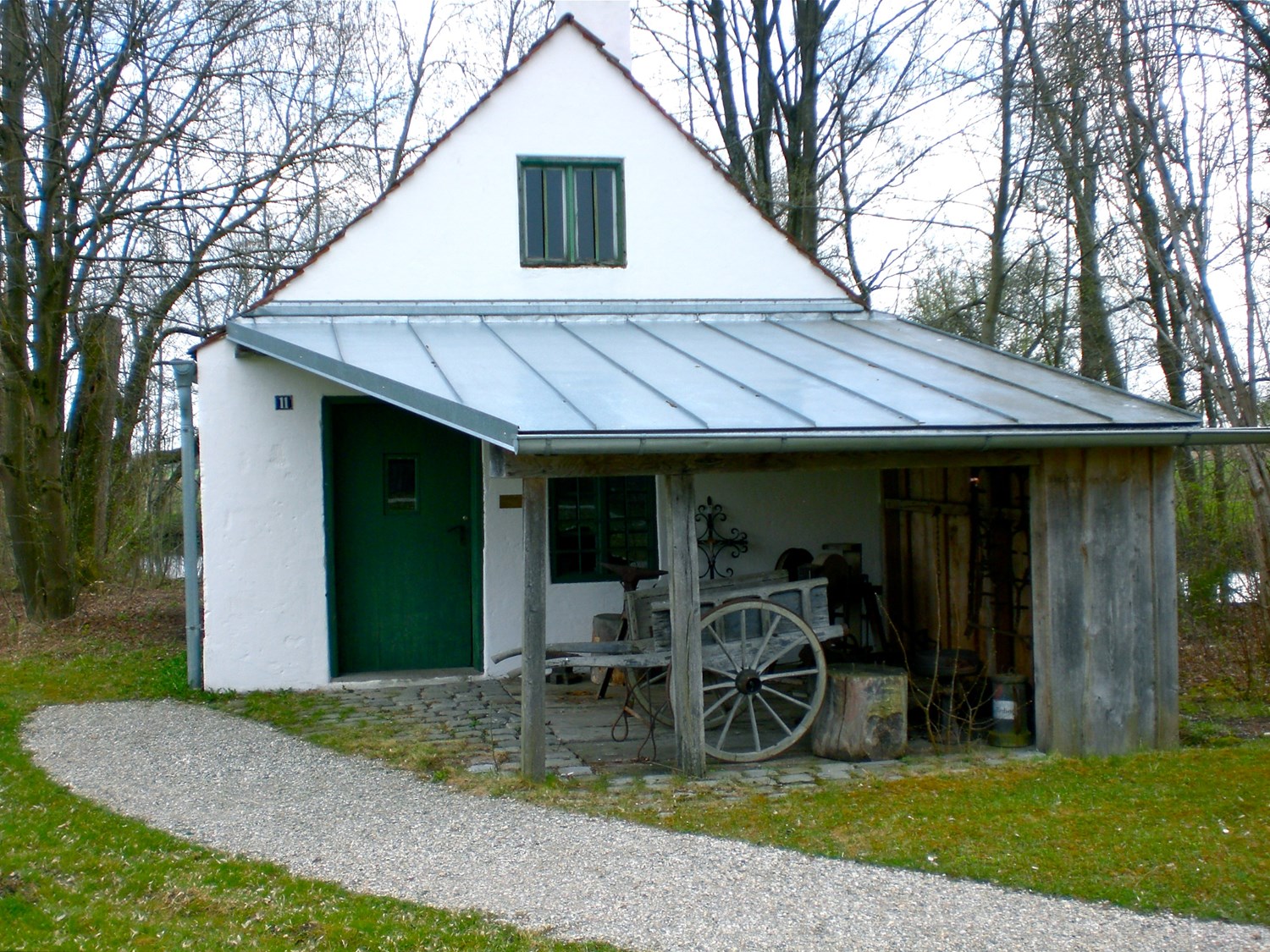 Die Schmiede aus Dorfen war eine Huf- und Nagelschmiede. Sie wurde 1833 erbaut und blieb bis 1969 in Betrieb. 1986 beschloss der Landkreis Erding die Schmiede in das geplante Bauernhausmuseum zu übernehmen. Am 29. Juni 1991 wurde sie der Öffentlichkeit übergeben.