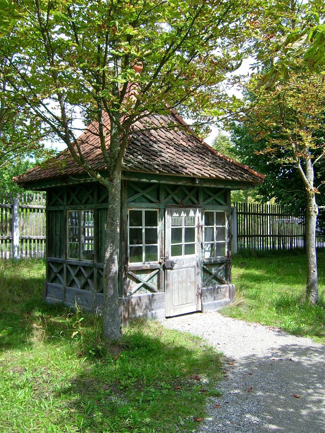 Die Architektur des Gartenhauses stellt einen historischen Rückgriff dar. Ihren Ursprung hat sie in den Park- und Gartenarchitekturen des Adels vom 16. bis 18. Jahrhundert. Die „bessere“ Gesellschaft auf dem Lande, Ärzte, Pfarrer und Lehrer, hat sich im 19. Jhdt. gerne derartige kleine Gartenlauben errichten lassen, als „Salettl“ fand man sie auch oft bei Landgasthäusern. 1988 wurde das Gartenhaus mit einem Hubschrauber im Ganzen in das Freilichtmuseum umgesetzt.