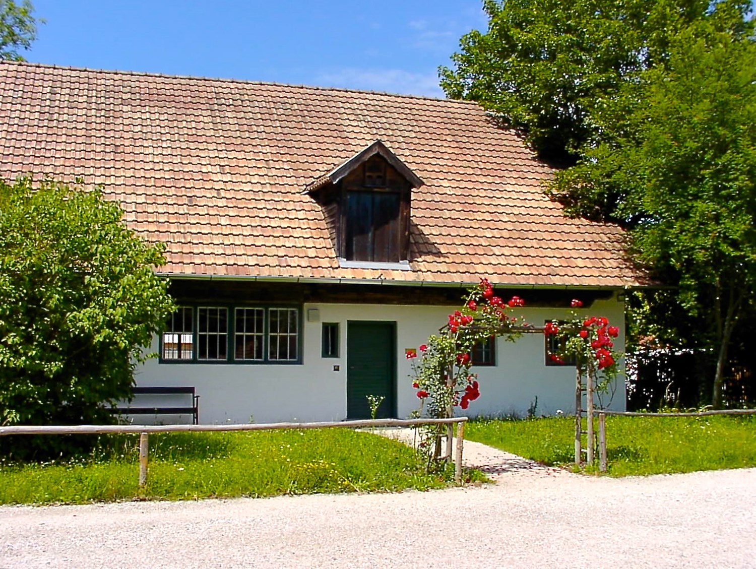 Das heutige Eingangsgebäude des Bauernhausmuseums war ehemals die Schreinerei der Stiftungsbrauerei Erding. Bis 1936 befand sich im vorderen Gebäudeteil die Wohnung. Das übrige Gebäude barg die Betriebsschreinerei und Wagnerei der Brauerei. Hier wurden die Aufbauten für die Bierwagen hergestellt, die landwirtschaftlichen Gebäude der Brauerei gewartet und repariert, auch Hallen für Volksfeste wurden von den Arbeitern der Schreinerei aufgestellt. Jetzt beherbergt das Eingangsgebäude Verwaltungsräume und den Ausstellungsraum des Bauernhausmuseums.