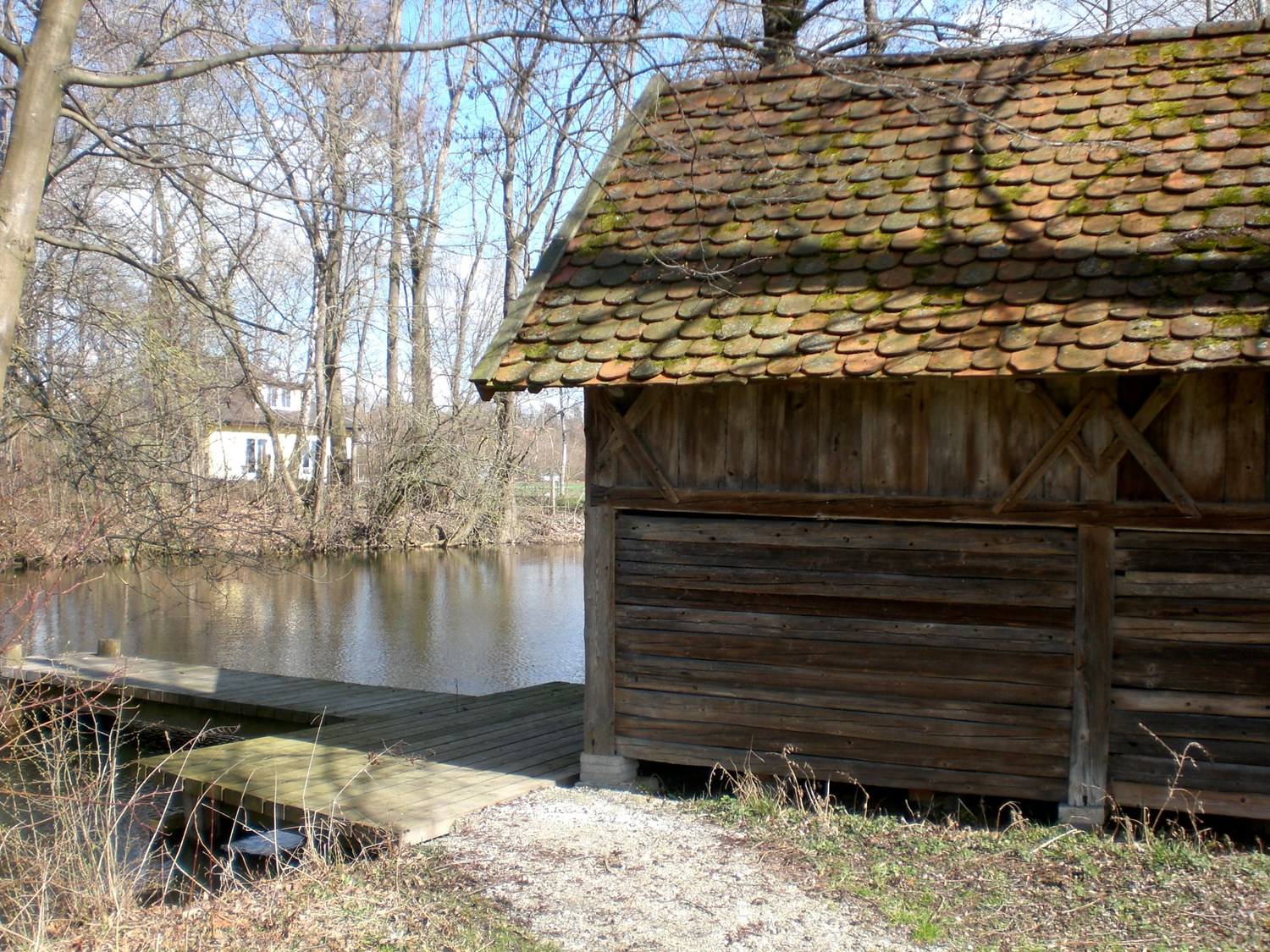 Der Schuppen war vor seiner Umsetzung in das Bauernhausmuseum als Lagergebäude (vor allem für Brennholz) genutzt. Die Aufstellung des Schuppens im Museum in Verbindung mit einem Steg zum Weiher vermittelt einen neuen Funktionszusammenhang als Wirtschaftsgebäude zur Geflügelhaltung.