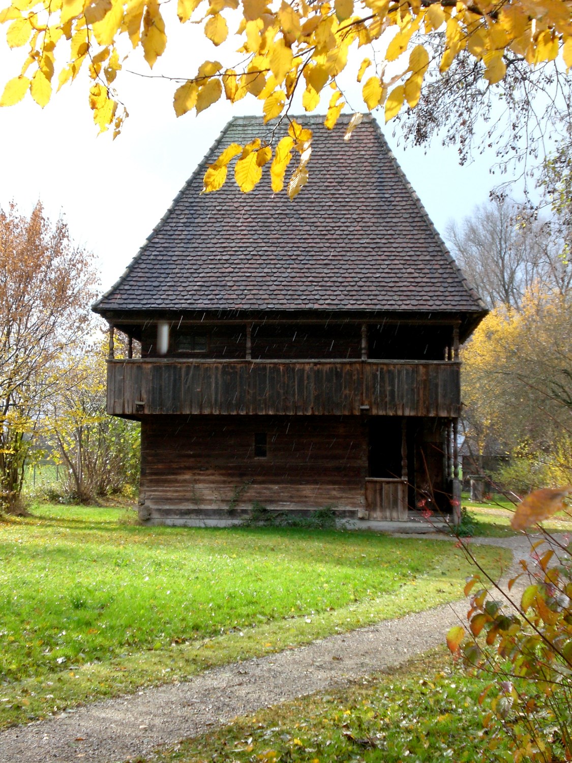 Der Getreidekasten Niederneuching ist das älteste Gebäude im Bauernhausmuseum Erding. Er zählt zu den wichtigsten bäuerlichen Baudenkmälern Bayerns. Seine reichen Verzierungen, insbesondere auf und über den Türen haben schon früh das Interesse der Denkmalpfleger und Kunsthistoriker geweckt. Den Schnitzereien wird, über die Schmuckfunktion hinaus, kultische Bedeutung als Abwehrzauber gegen das Böse zugeschrieben, so z.B. der Vogel, der die Schlange festhält.