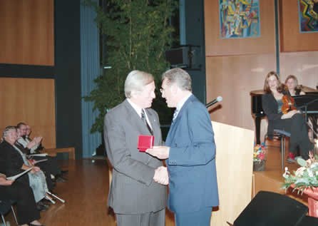 Herr Landrat Bauer gratuliert Herrn Staatsminister Dr. h.c. Hans Zehetmair zum Ehrenring des Landkreises