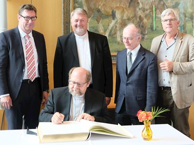 Eintrag ins Goldene Buch
Von links: Landrat Martin Bayerstorfer, Landkreisdekan Michael Bayer, stv. Landkreisdekan Josef Kriechbaumer, weiterer stellvertretender Landrat Rainer Mehringer. Sitzend Weihbischof Wolfgang Bischof