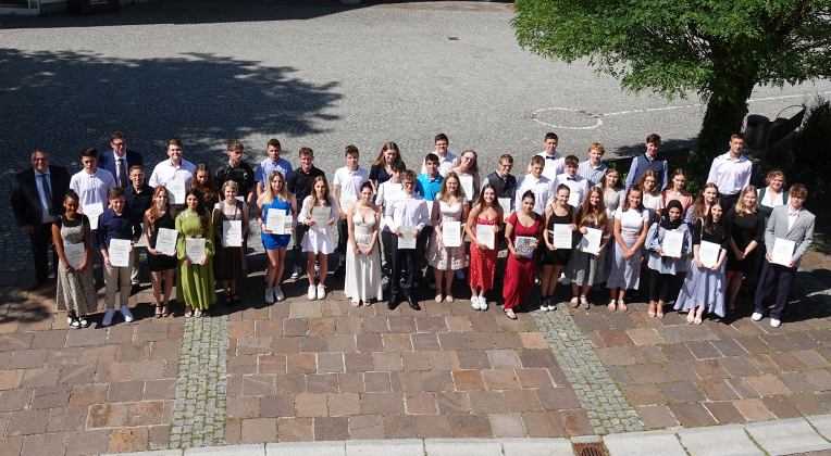 Die 55 besten Absolventinnen und Absolventen der Mittelschulen im Landkreis Erding