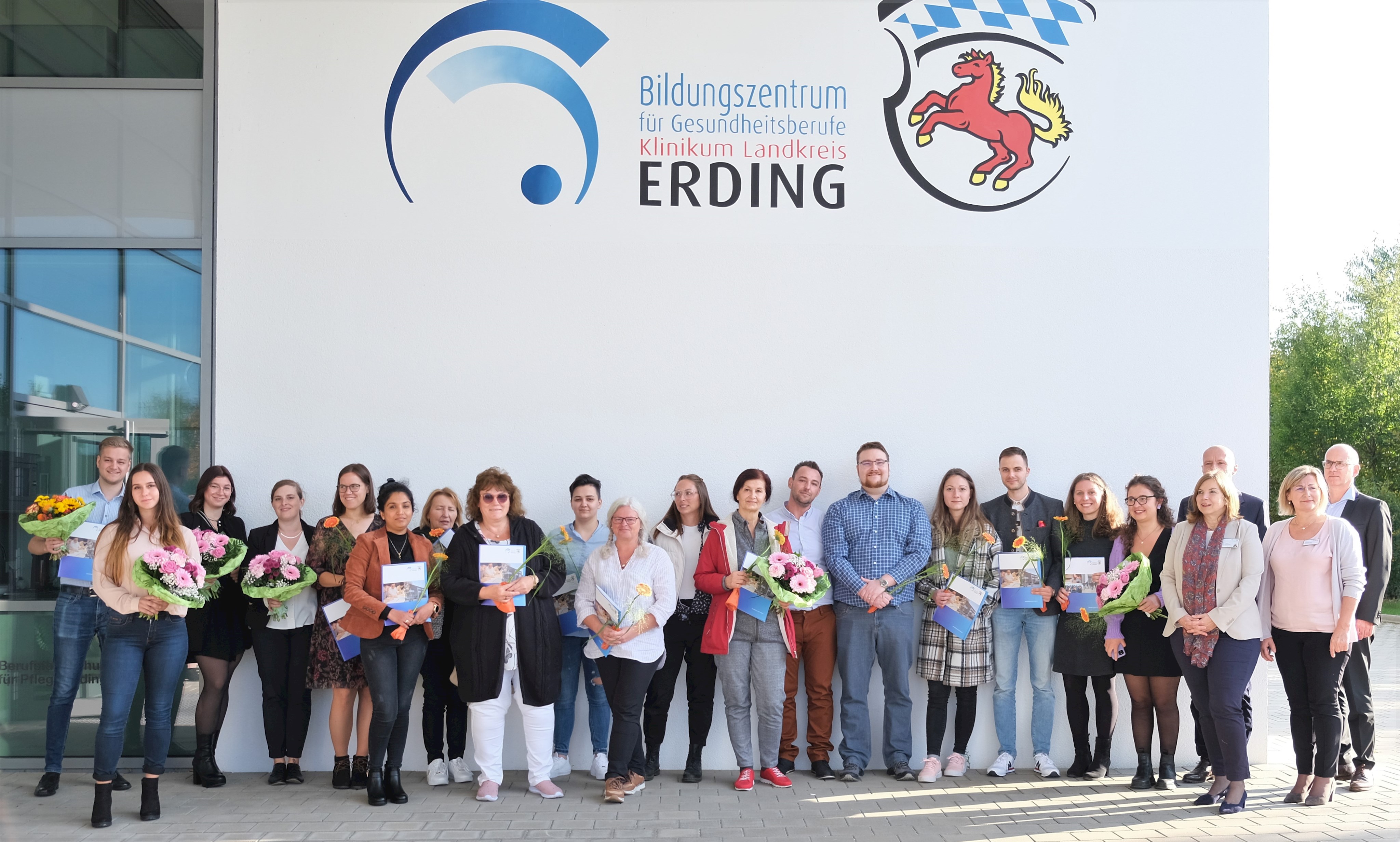 Die Absolventinnen und Absolventen der Weiterbildung zur Praxisanleitung: Martina Tasser, Hannah Schuhmacher, Verena Schratzenstaller, Theresa Rott, Christine Pack, David Ozorowski, Julia Ober, Lucas Müller, Maria Köhler, Olaf Kittel, Natia Japarashvili, Elisabeth Grießbach, Christine Fischer, Meera Dinesh Nair, Stefan Blasig, Matea Basic, Marion Bartels, Esefa Al-Omari und Marica Lovric Leider haben wir keinen Alternativtext zu diesem Bild, aber wir arbeiten daran.