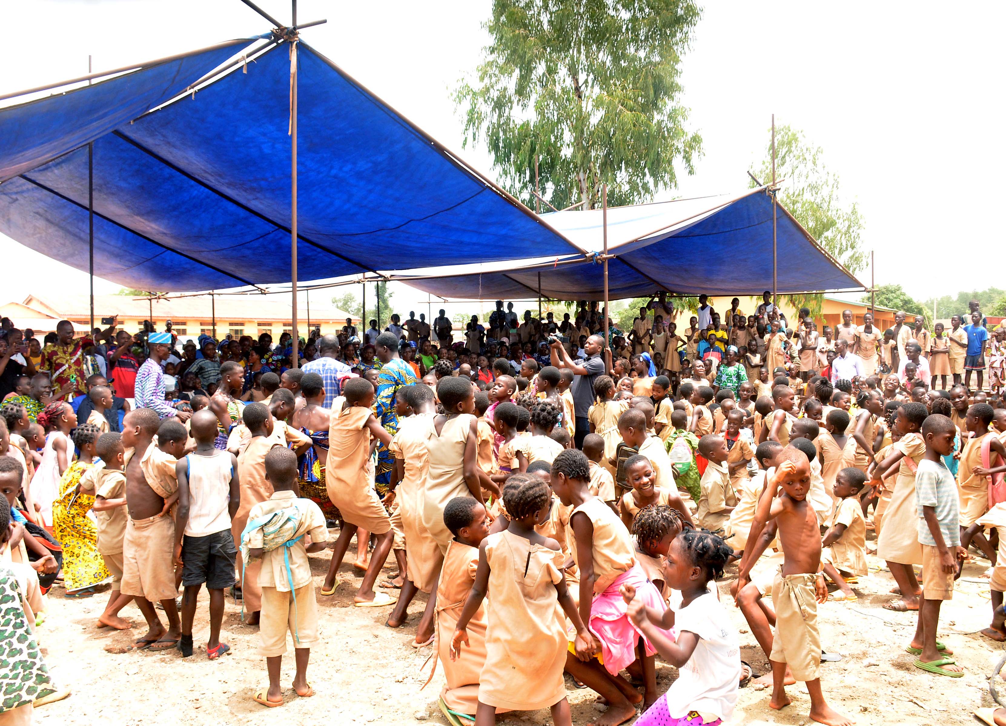 Viele Menschen bei der Eröffnung der Schule in Agonmey