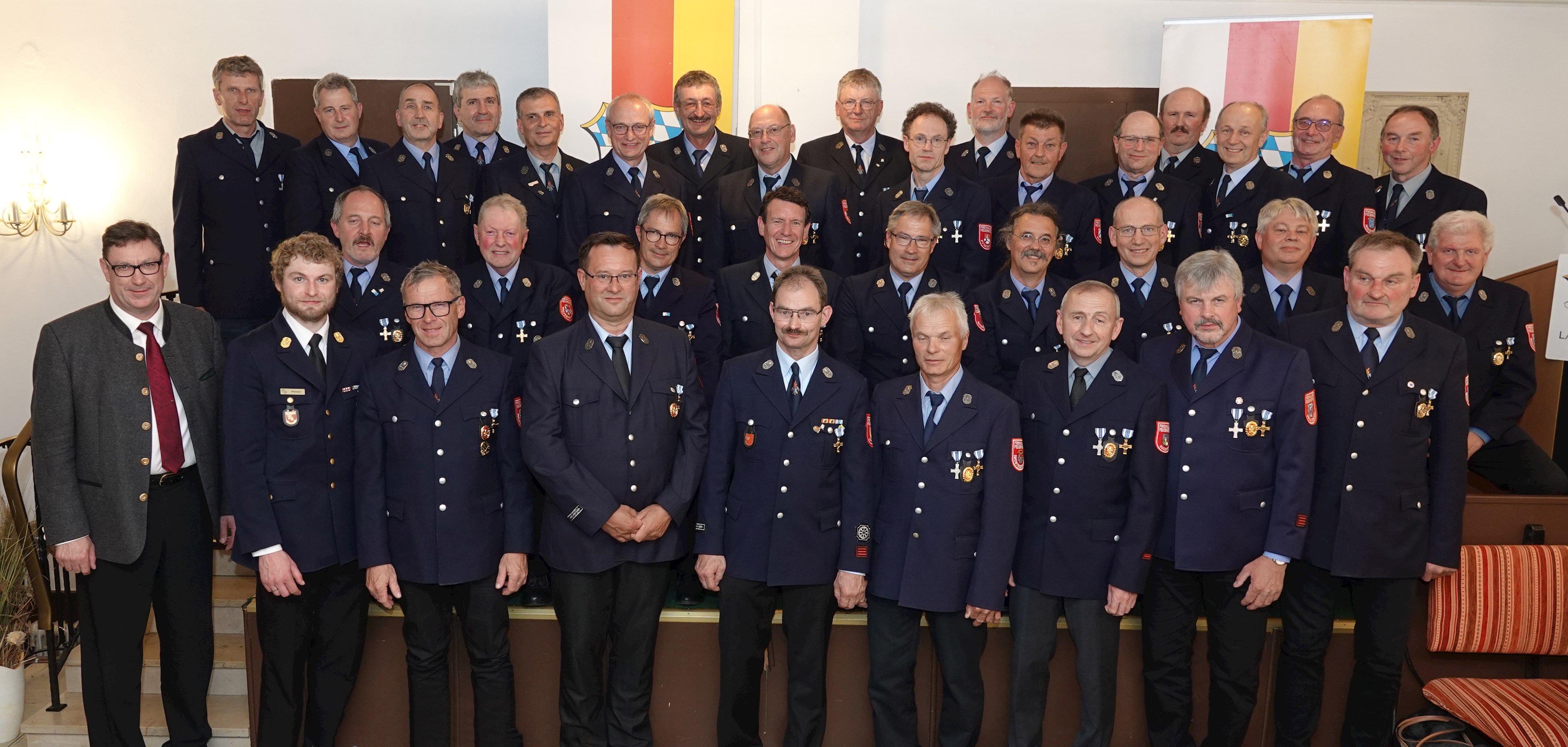 Jubilare 40 Jahre: Anton Huber, Georg Fertl, Josef Berger, Konrad Empl, Korbinian Taubenthaler, Martin Obermaier, Sebastian Tafelmeier sen., Wolfgang Gruber, Helmut
Seitzl, Rudolf Fuchs, Manfred Kordick, Markus Irl, Werner Irl, Anton Lechner,
Franz Berghammer, Josef Peis, Walter Eschbaumer, Heribert Niedermaier,
Gerhard Kutscher, Erhard Stimmer, Herbert Hilger, Robert Weinfurtner, Johann Schindlbeck, Manfred Mittermaier, Werner Bogner, Andreas Ross, Michael Kreuz, Stefan Gerbl, Christian Zacherl, Peter Wimmer, Georg
Sinseder, Josef Bauer, Norbert Saler., Bernhard Rauch, Peter Huber Leider haben wir keinen Alternativtext zu diesem Bild, aber wir arbeiten daran.