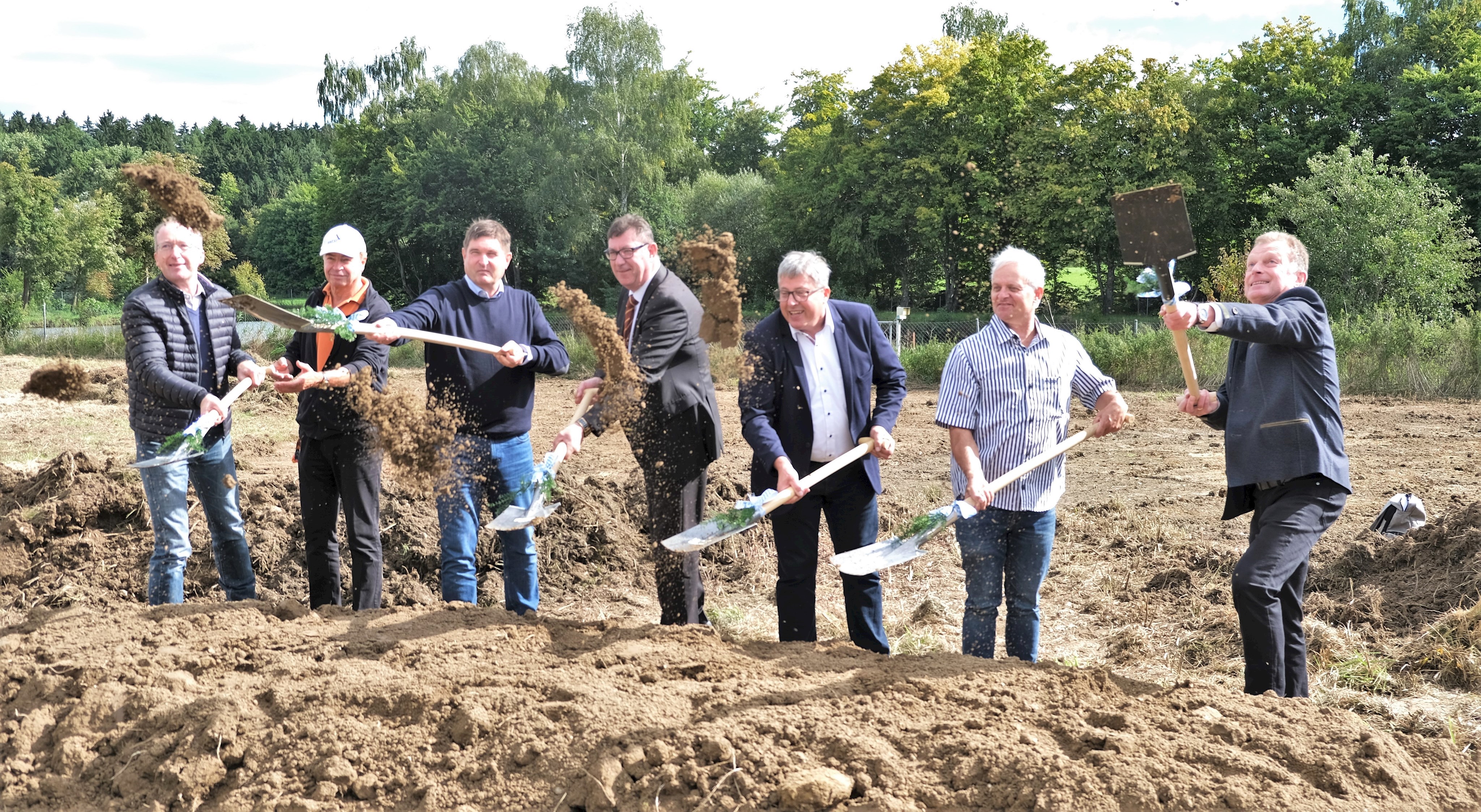 (v.l.n.r.): Gottfried Prostmeier (Geschäftsleiter VG Pastetten), Rüdiger Koppe (Bauamtsleiter VG Pastetten), Robert Brandl (Geschäftsführer Brandl GmbH Straßen- und Tiefbau) Martin Bayerstorfer (Landrat), Ferdinand Geisberger (1. Bürgermeister Gemeinde Buch am Buchrain), Manfred Huber (Vertreter KFB Reuth), Josef Auer (2. Bürgermeister Gemeinde Buch a. Buchrain) Leider haben wir keinen Alternativtext zu diesem Bild, aber wir arbeiten daran.