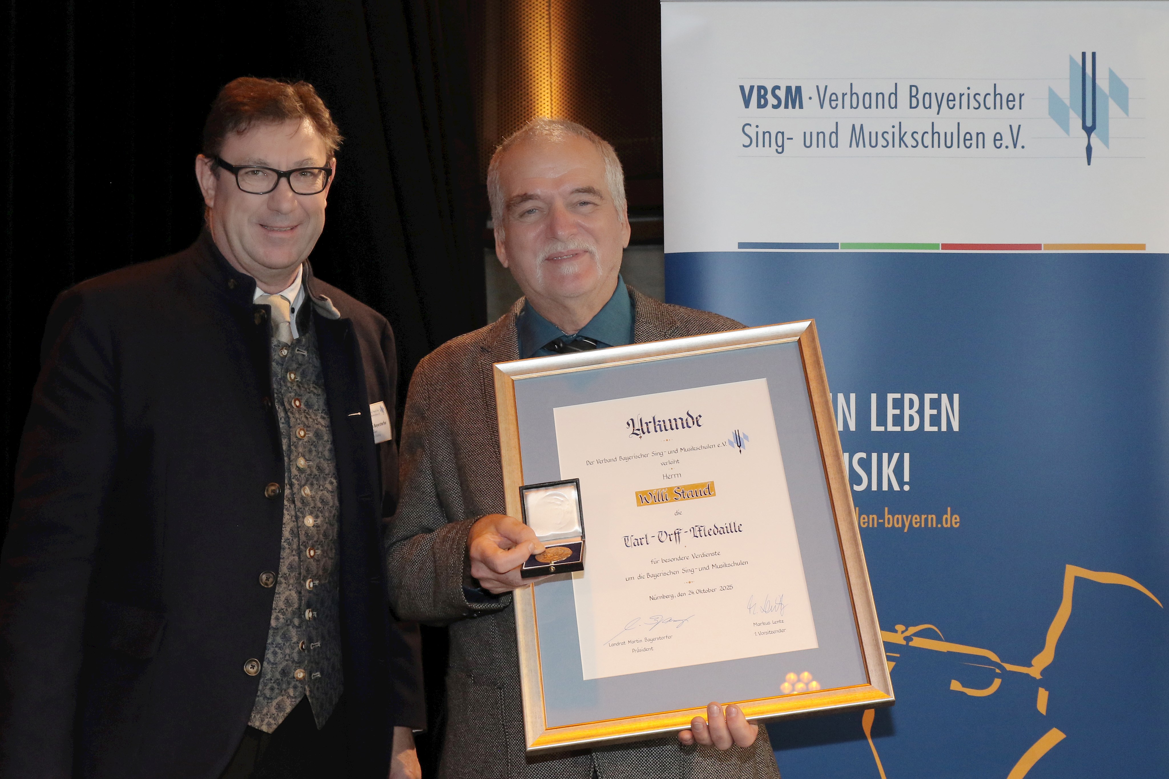 Präsident Bayerstorfer mit COM-Preisträger Willi Staud auf dem Festakt (Foto: VBSM_Eisenweger)