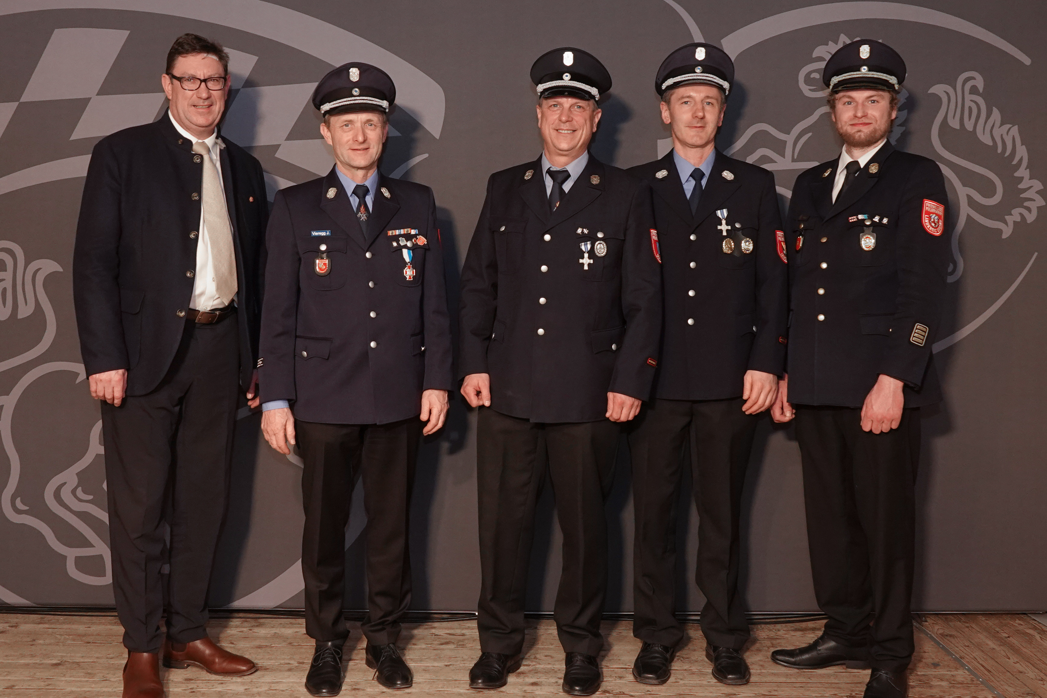 Feuerwehrehrenzeichen für jahrzehntelangen Einsatz verliehen – Land-rat Bayerstorfer dankt Feuerwehrdienstleistenden